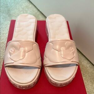 100 authentic Valentino sandals with a little heel.